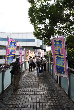 写真：道に立つのぼり