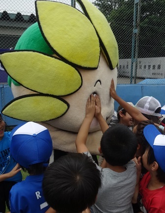 写真：いたずらされるざまりん