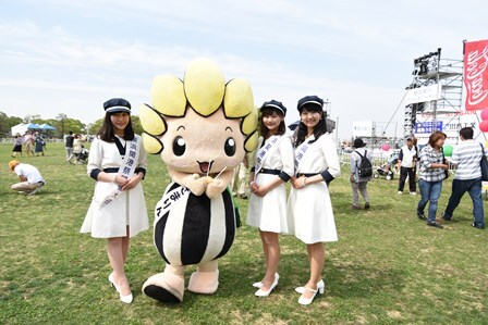 写真：横浜開港祭親善大使のお姉さんとざまりん