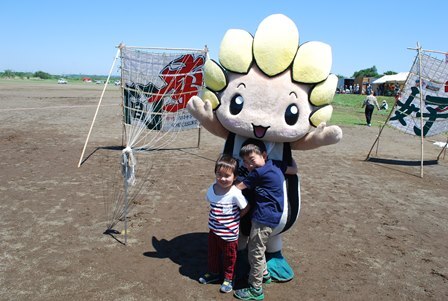 写真：お友達とざまりん