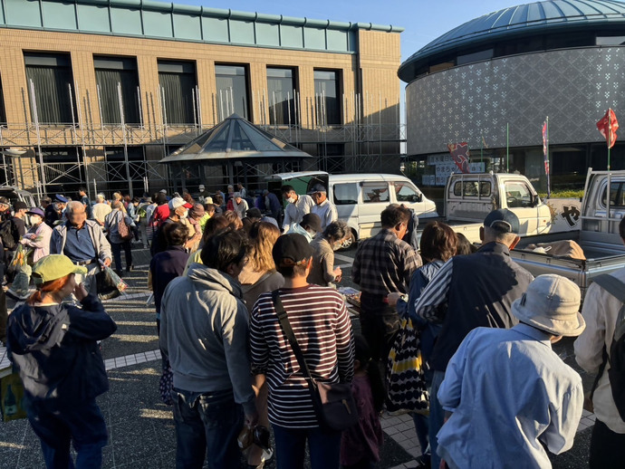 写真：ざま市民朝市の様子