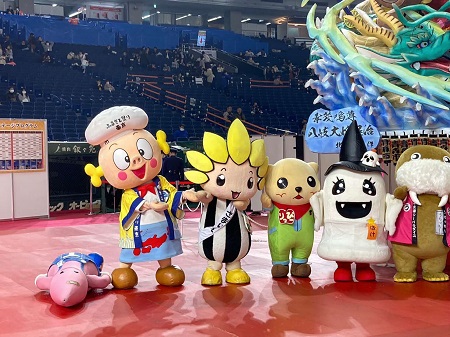 写真：お祭りひろばにて5キャラクターと