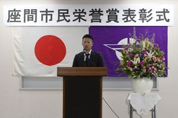 写真：演台で井上選手が挨拶を述べている