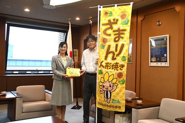 写真：市長（左）と市商店会連合会会長の内藤さん（右）