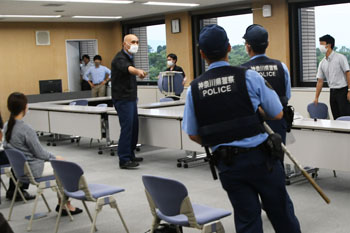 写真：現場に到着した警察官が不審者に対処している