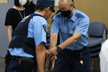 写真：護身術を見せる警察署員