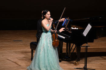 写真：演奏前に話す澤田さん