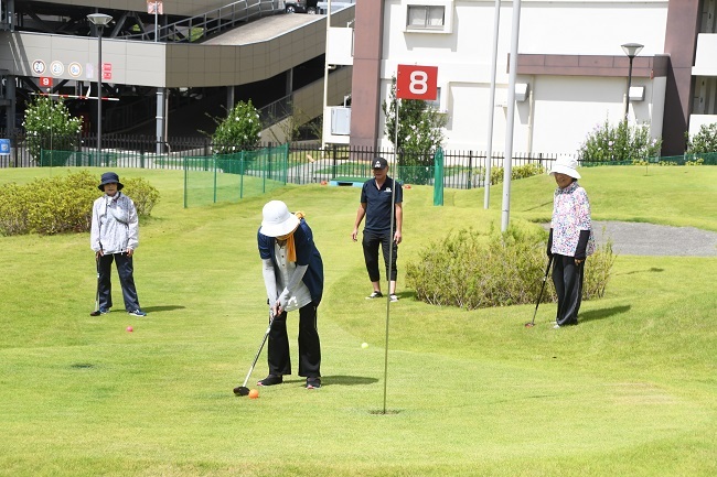 写真：スカイグリーンパークでパークゴルフを行う参加者