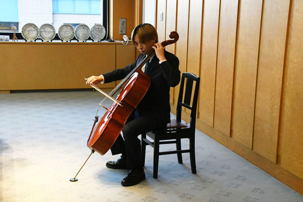 写真：チェロを演奏する熊井さん