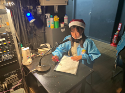 写真:場内アナウンスの様子