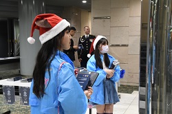 写真:パンフレット配布