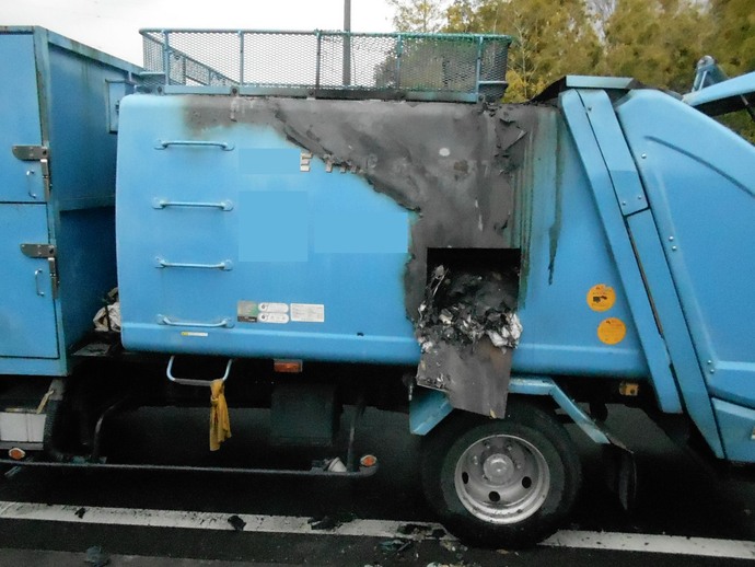 塵芥車の後部にある荷箱が燃えた写真