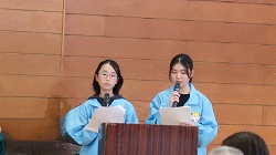 写真：司会をしている様子1