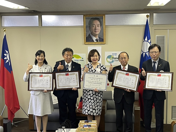 写真：感謝状を持った集合写真