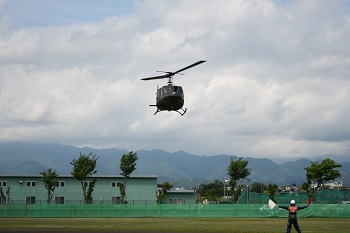 写真：新田宿グラウンドの上空を飛行するヘリコプター