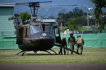 写真：着陸したヘリコプターを降りる陸上自衛隊