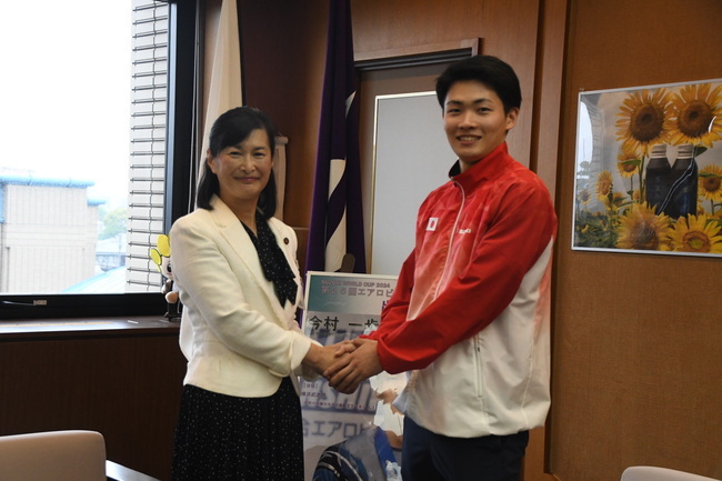 写真：市長(左)と今村さん（右）の記念写真