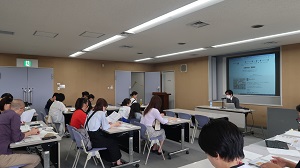 写真：渡航前説明会の様子