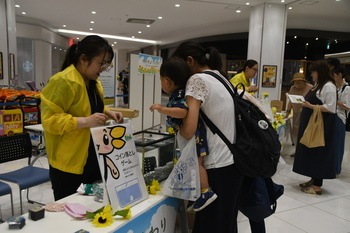 写真：ミニゲームを行う来場者