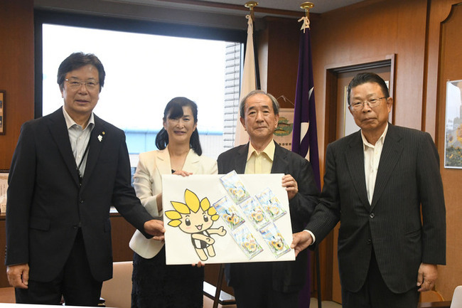 写真：座間地区青少年交通安全連絡協議会（会長有山さん、副会長大原さん）から寄贈を受ける市長と教育長