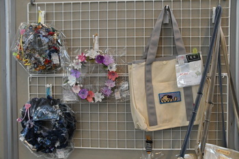 写真：販売商品（エコバッグ、フラワーアレンジメント）