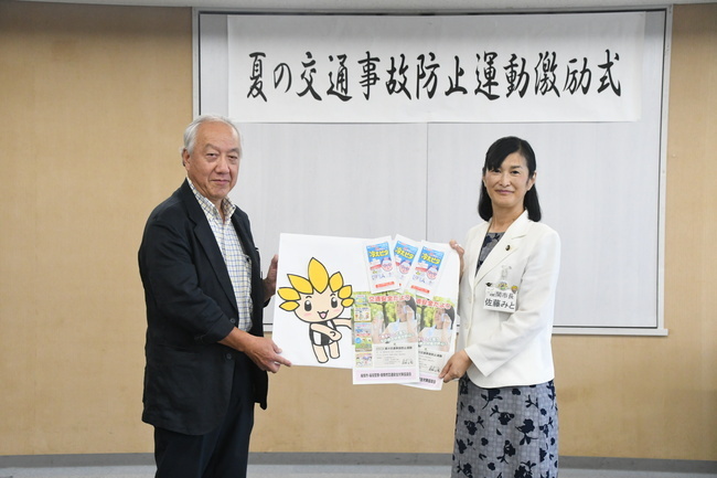 写真：啓発物品の手交の様子
