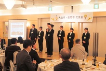 秋田大学生のプレゼンの様子