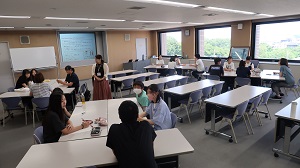 写真：マナー研修の様子1