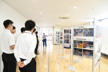 写真：庁舎見学の様子2