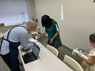 写真：室内で動作確認作業の様子