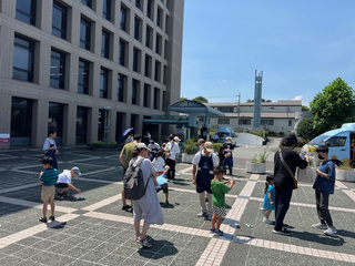 写真：屋外で太陽による動作確認の様子