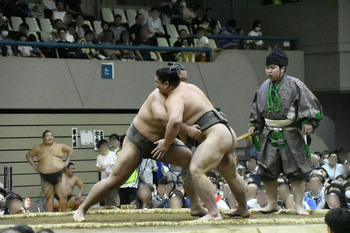 写真:座間市出身力士小原さんの取組