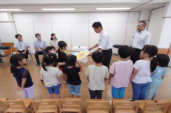 写真：寄贈式の様子2