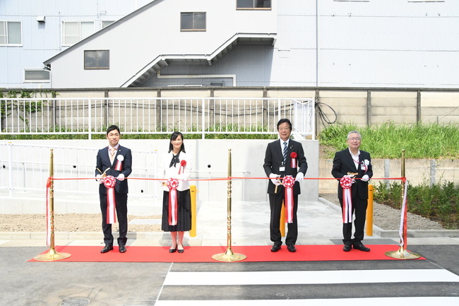 写真：開通式でのテープカット