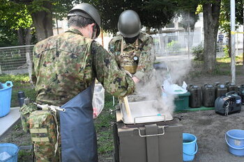 写真：災害時用のカレーの炊き出しを行う自衛隊