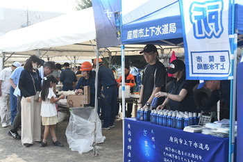 写真：災害時用のカレーとざまみずの配布