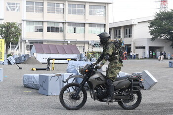 写真：情報収集する陸上自衛隊の偵察用オートバイ