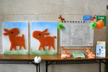 写真：市役所1階アトリウムでの展示の様子
