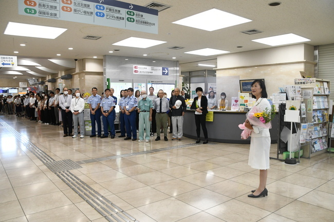写真：登庁式で挨拶をする佐藤市長1