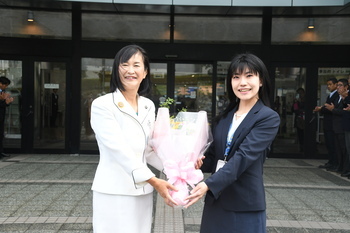 写真：花束贈呈の様子