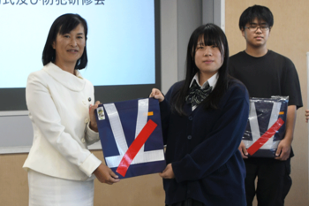 写真：作成した守ってトートを寄贈する相模向陽館高校の小助川さん
