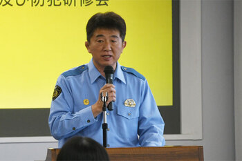 写真：挨拶する座間警察署長