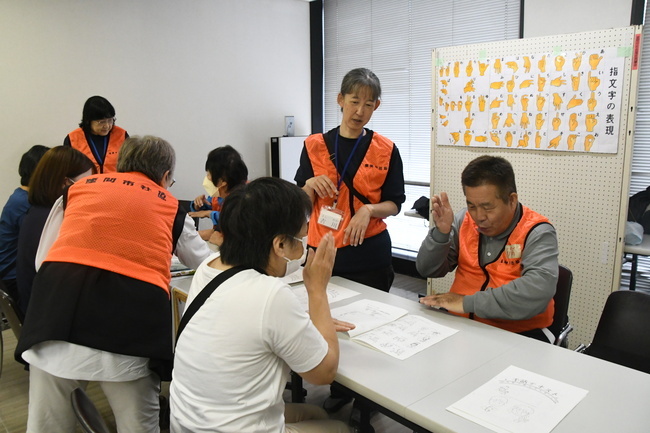 写真：手話体験の様子1