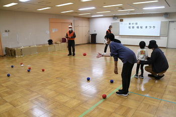 写真：ボッチャ体験の様子