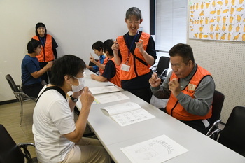 写真：手話体験の様子2