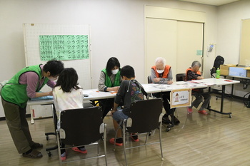 写真：点字体験の様子1