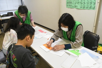 写真：点字体験の様子2