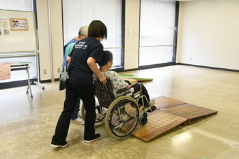 写真：車いす操作体験1