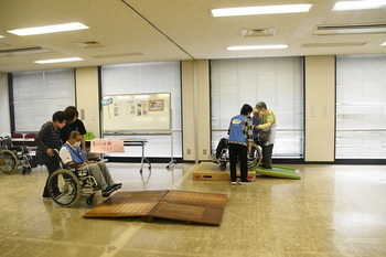 写真：車いす操作体験2