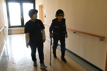 写真：高齢者疑似体験の様子